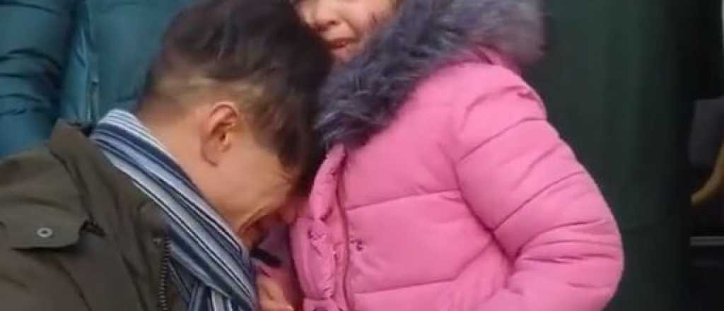 Video: el dolor de un padre antes de marcharse a pelear por Ucrania