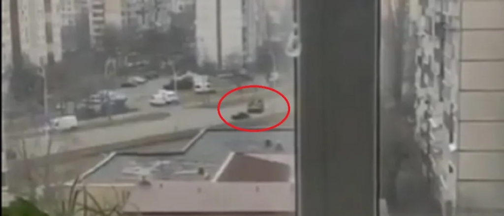 Video: tanque ruso aplastó a un auto con un ciudadano ucraniano adentro