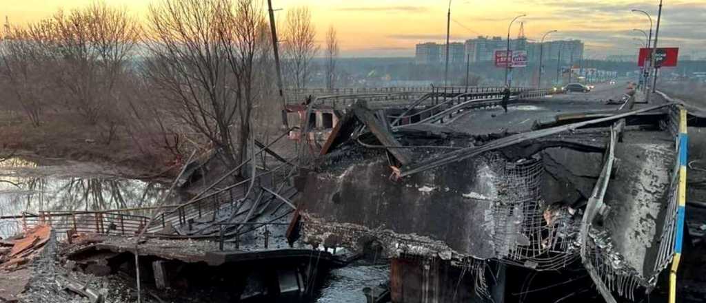 Videos: Ucrania destruye puentes para retrasar el avance de Rusia 