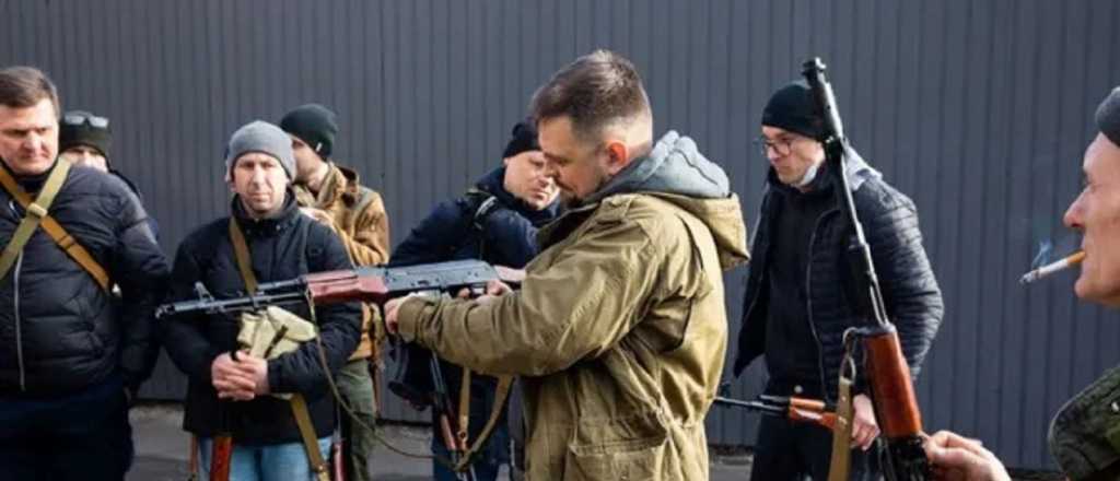 Ucrania: reparten armas entre civiles para la resistencia en Kiev