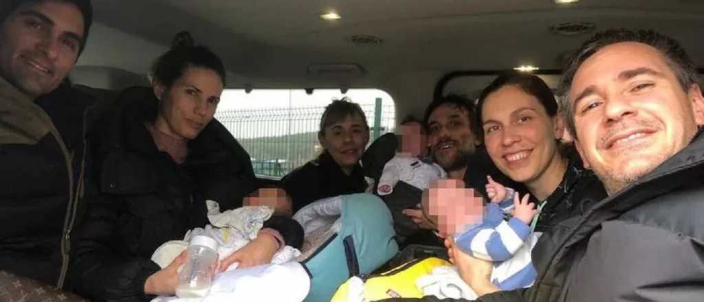 Cinco familias argentinas con sus bebés nacidos en Ucrania llegaron a Polonia