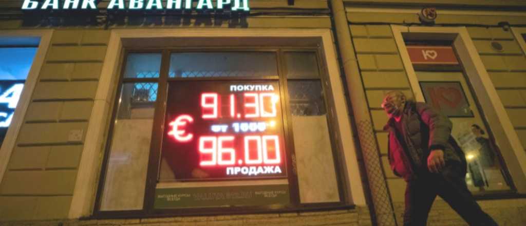 Se devalúa el rublo y se demoró la apertura de la bolsa de Moscú