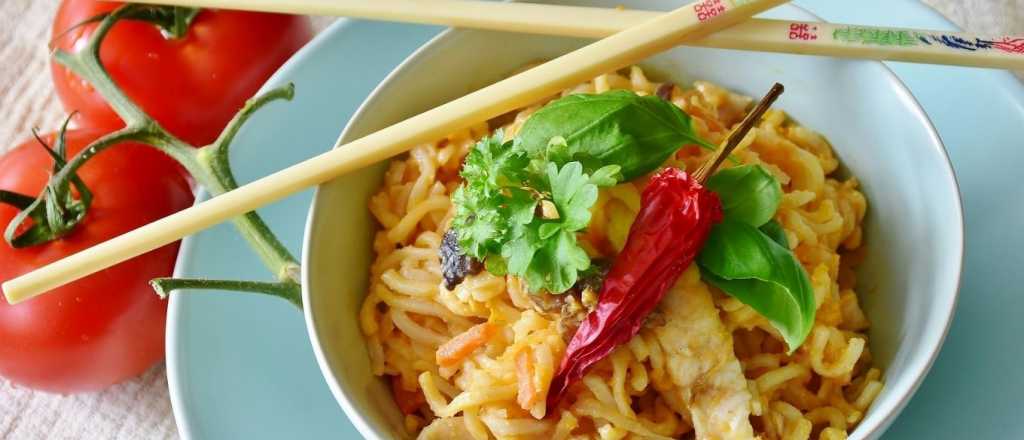 La forma más rápida y sencilla de hacer wok de vegetales, arroz y pollo