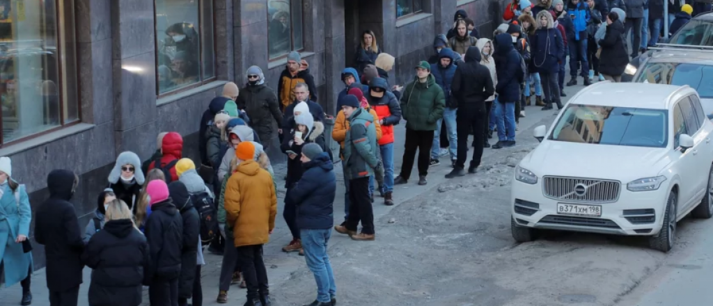 Rusia: miles de personas hacen horas de fila para sacar su plata del banco