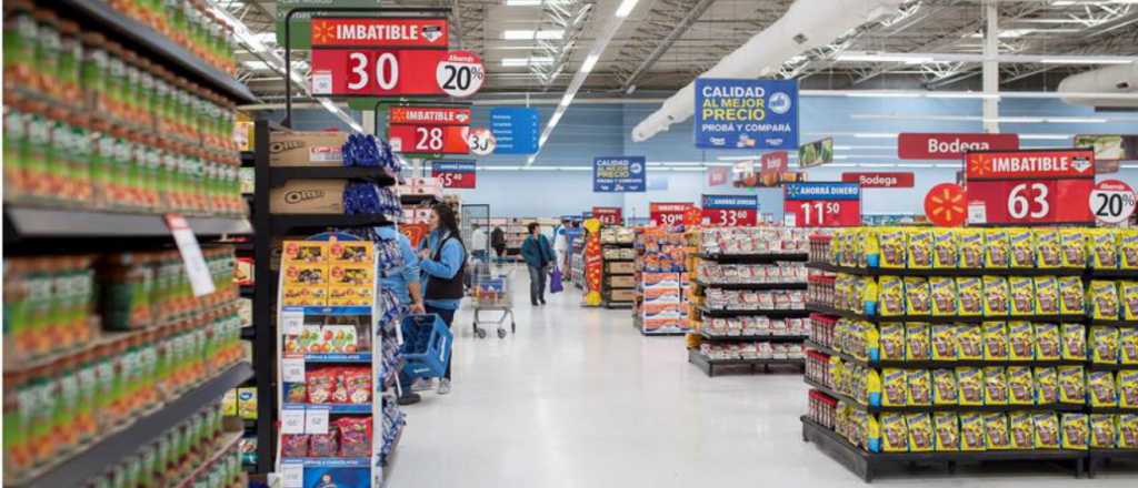 Video: abus&oacute; de una chica en un supermercado y lo escracharon