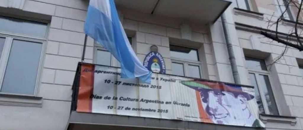 Argentina evacuó al personal de su embajada en Kiev