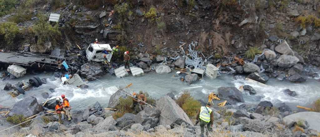 Identificaron al camionero que murió al caer en los Caracoles de Chile
