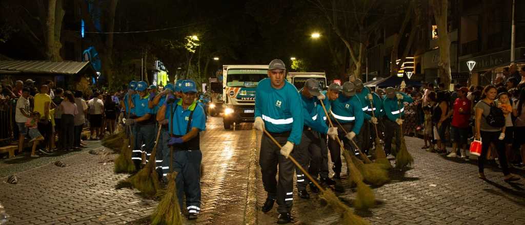 Unos 250 trabajadores limpiaron la Ciudad después de los carros