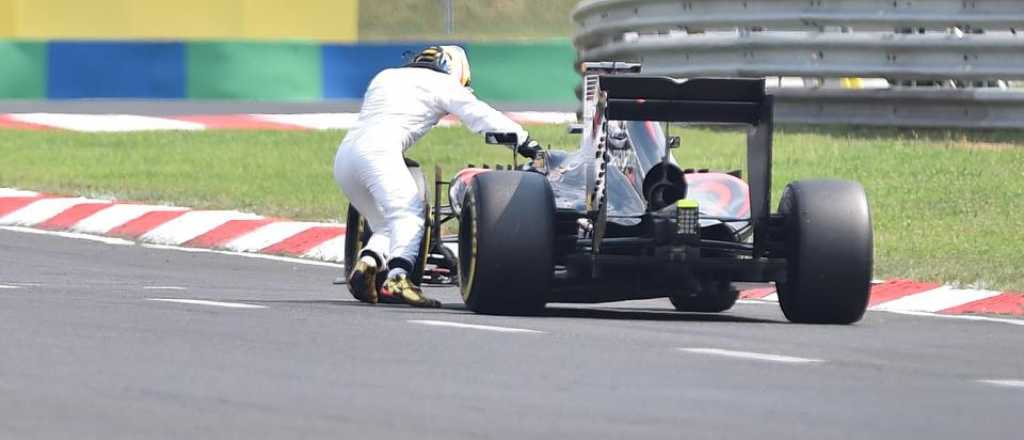 Penosa imagen de Alonso empujando su McLaren