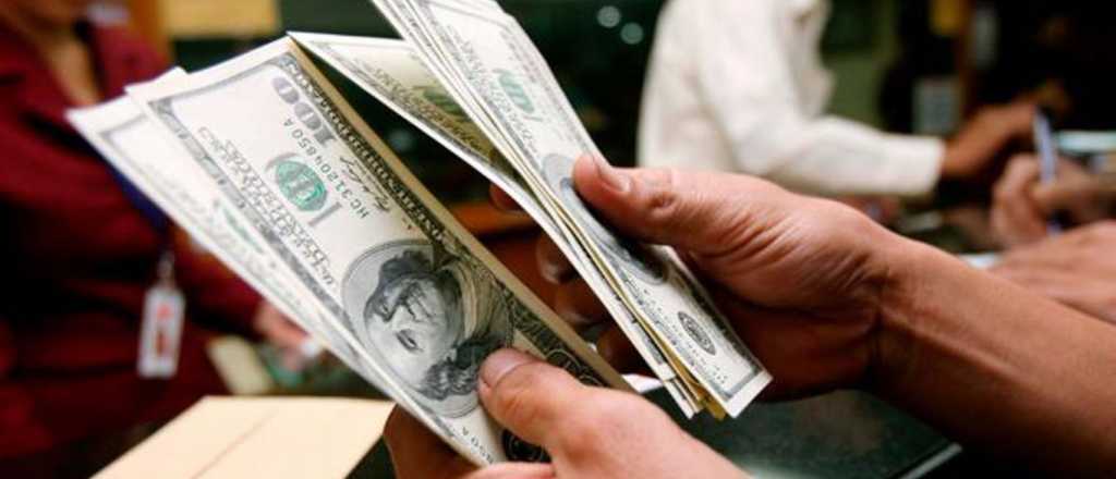 El blue cerró la jornada en baja: a cuánto se vendió