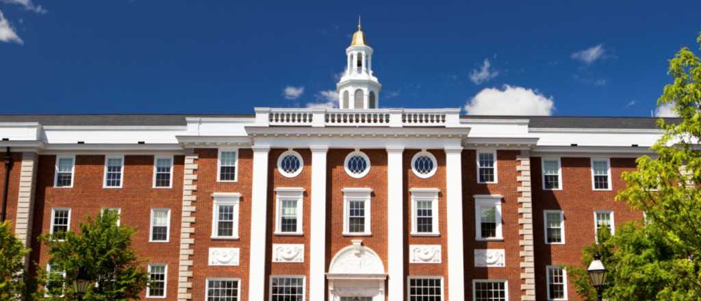 Trump impide a Harvard inscribir estudiantes internacionales