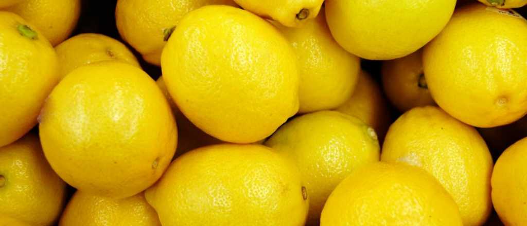 Si te sobró la mitad del limón reutilizalo para limpiar los platos