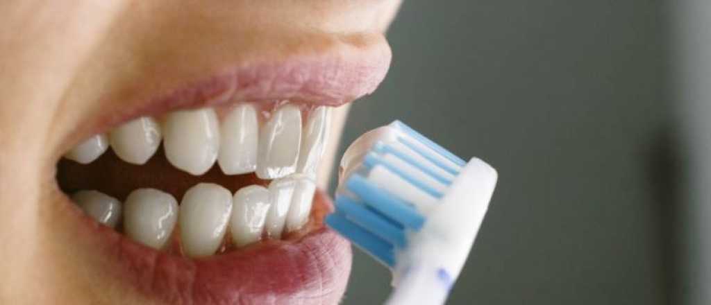 ¿Es malo lavarse los dientes con bicarbonato?