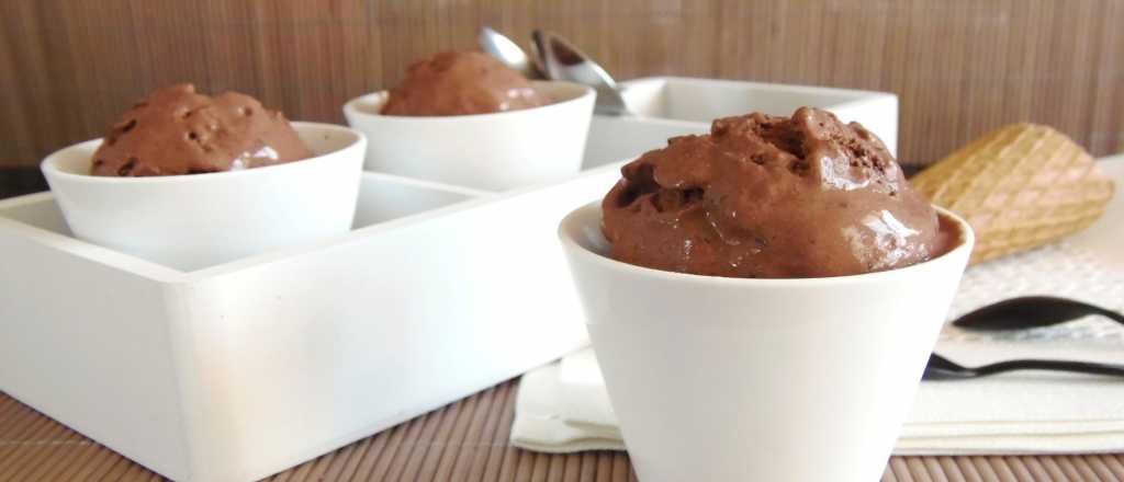 Cómo preparar helado de yogur y chocolate sin azúcares