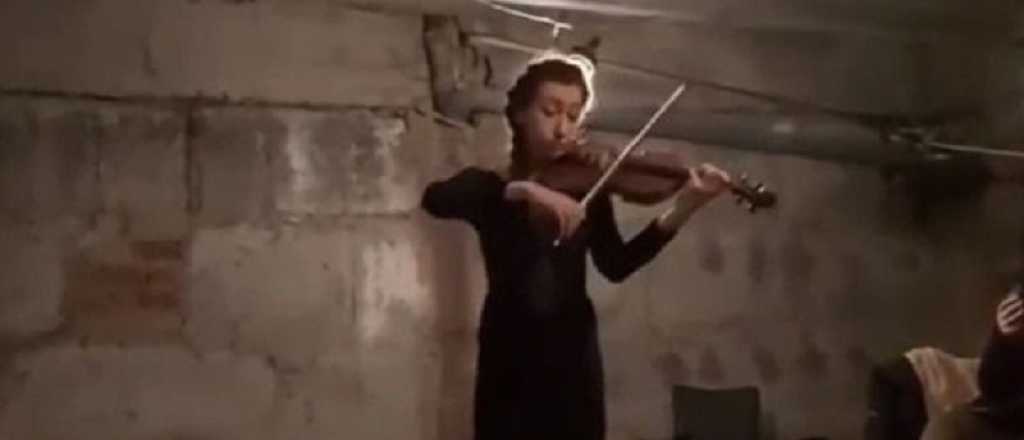 Video: una violinista toca en un búnker para "tapar" las explosiones de bombas