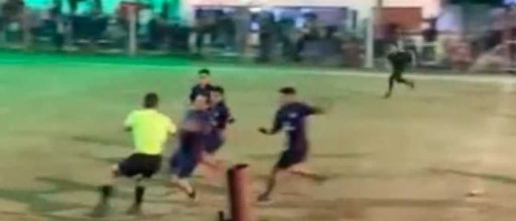 Video: perdieron la final de un torneo amateur y atacaron al árbitro