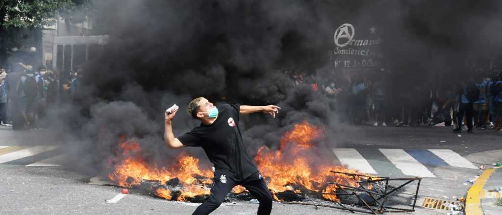 Video: así prendieron fuego a un policía en las protestas contra el FMI