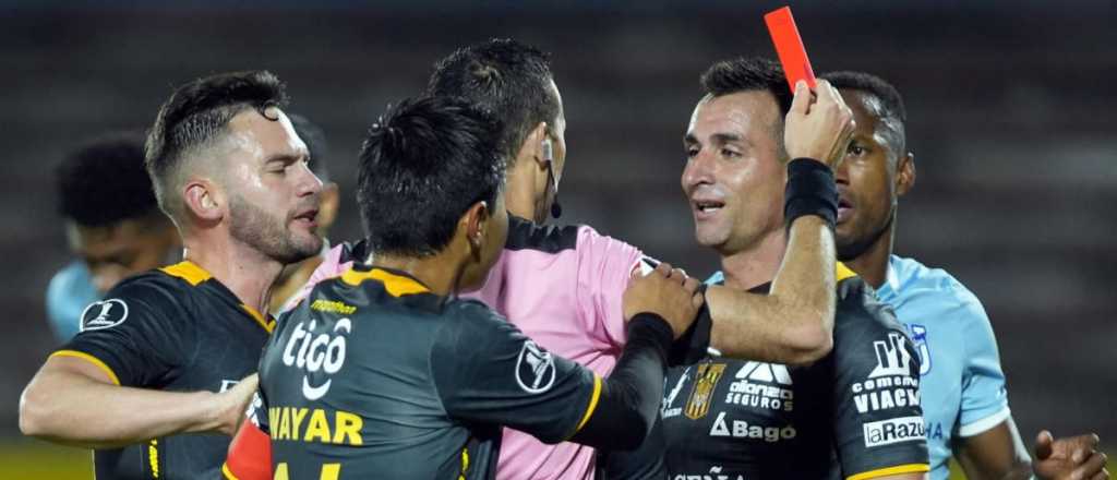 Patada brutal: le meti&oacute; un planchazo y lo mand&oacute; al hospital