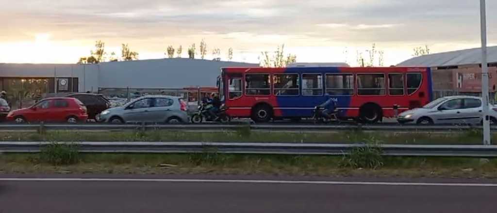 Cu&aacute;druple choque entre un micro y tres autos en Acceso Sur: 12 heridos