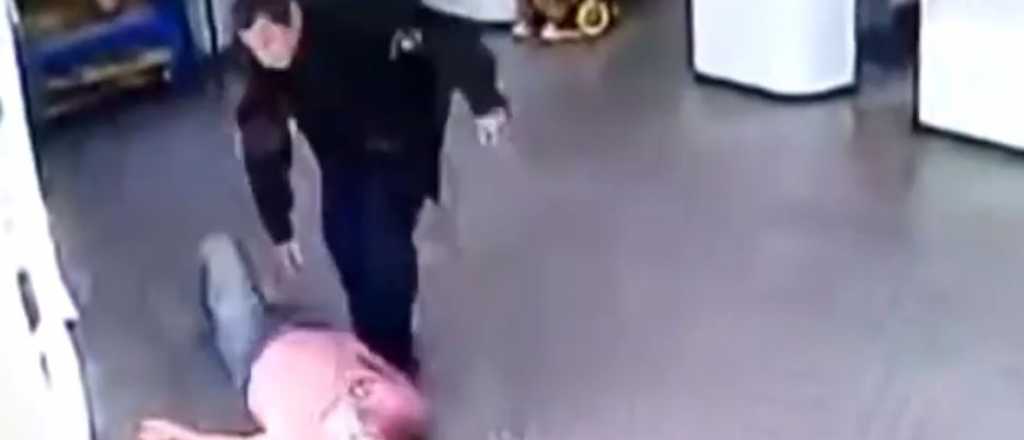 Video: un policía le quebró el fémur a un jubilado por no usar barbijo