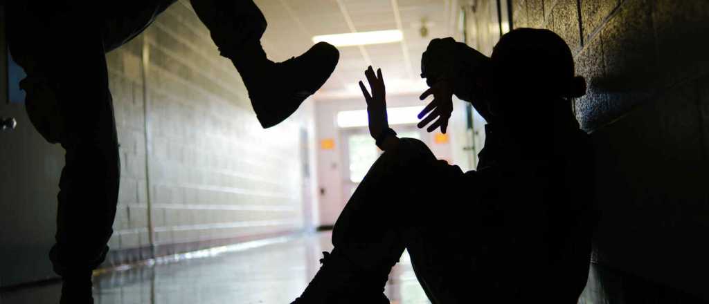 Un padre golpeó a dos jóvenes que le hacían bullying a su hija