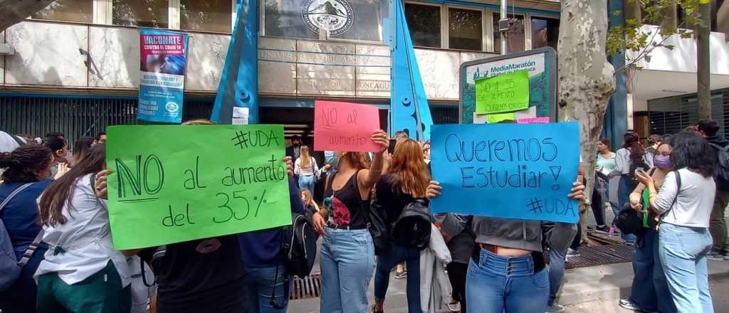 Estudiantes cortaron calles por la suba de la cuota de una universidad