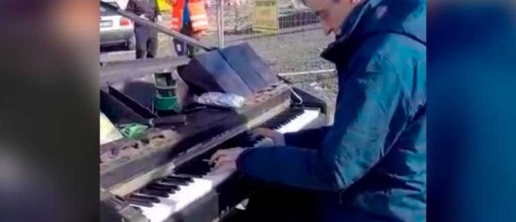 Nelson Castro tocó el piano en la frontera con Ucrania para pedir por la paz
