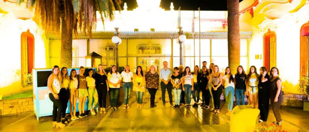 Maipú iluminó de amarillo su municipalidad por el Día de la Endometriosis
