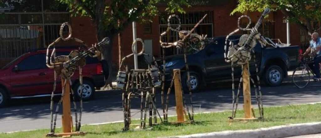Video: un hombre rob&oacute; una escultura en Tunuy&aacute;n y huy&oacute; en bicicleta