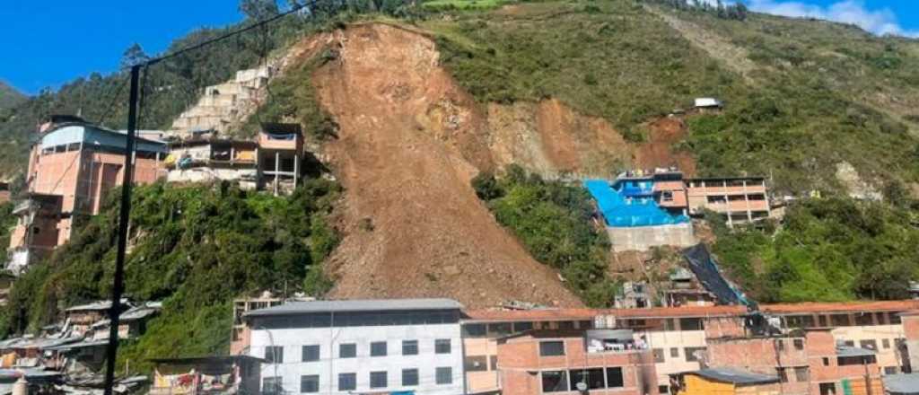 Un alud sepultó 60 casas y niños atrapados en Perú