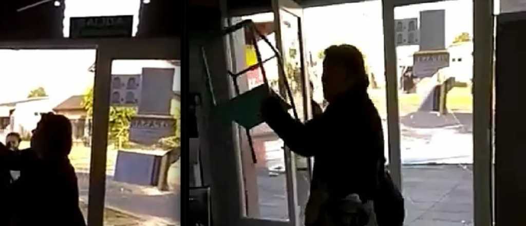 Video: una mujer tuvo un ataque de furia y destrozó una oficina municipal