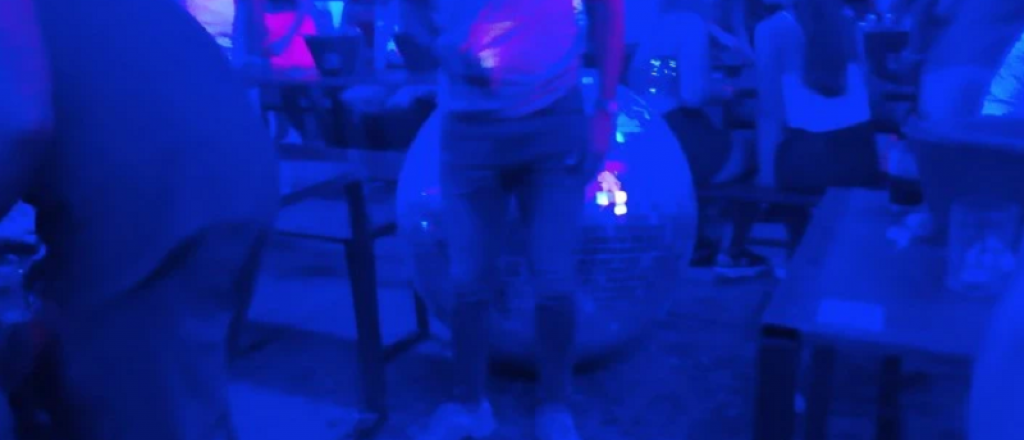 Video: una bola de espejos cayó sobre una joven en un boliche mendocino