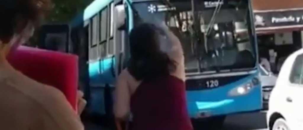 Video: otra mujer tuvo un ataque furia y apedreó un colectivo