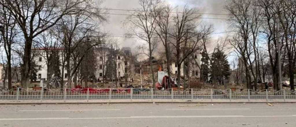 Ucrania acusó a Rusia de bombardear un teatro utilizado como refugio