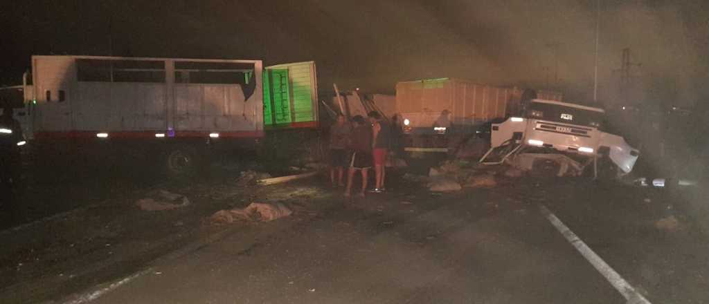 Fotos: chocaron dos camiones y uno volc&oacute; en la Ruta 7