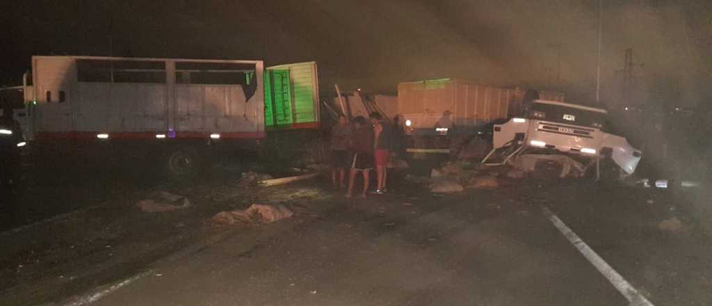 Fotos: chocaron dos camiones y uno volcó en la Ruta 7