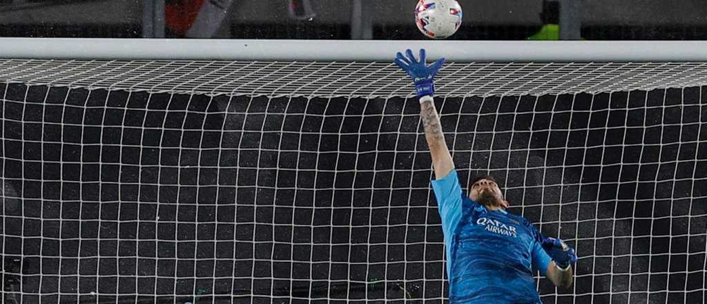 Video: espectacular atajada de Rossi, h&eacute;roe total, en el final del Supercl&aacute;sico