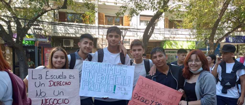 Alumnos de escuela mendocina protestaron para que no los desalojen
