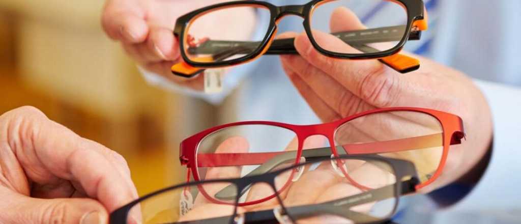 Luján creará un banco de marcos para anteojos
