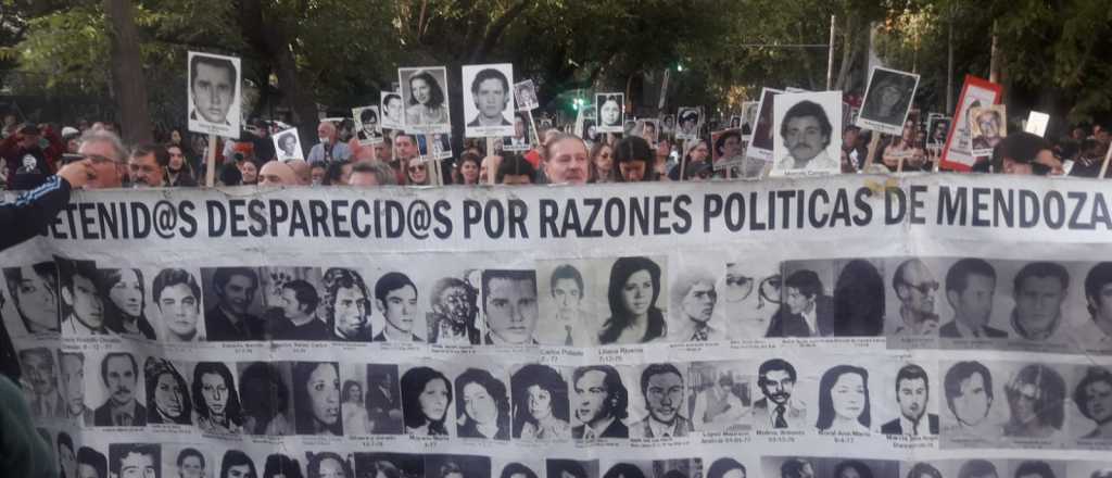 Miles de personas marcharon en Mendoza por el D&iacute;a de la Memoria