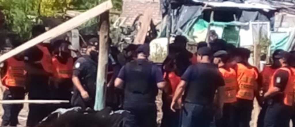 Seis detenidos y 7 policías heridos en el desalojo en La Favorita 