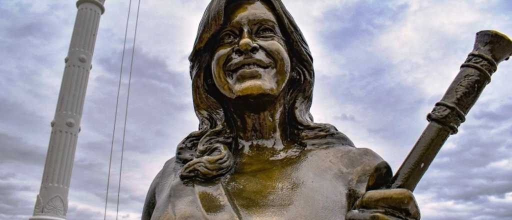 Derrumbaron una estatua de Cristina en Río Gallegos