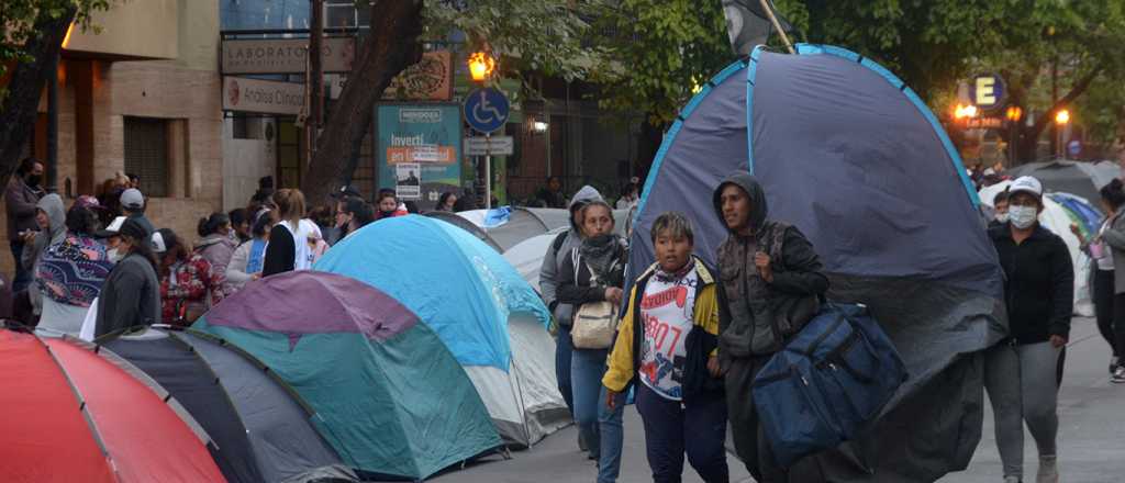 En Mendoza hay 100 mil personas que esperan un plan social de la Nación 