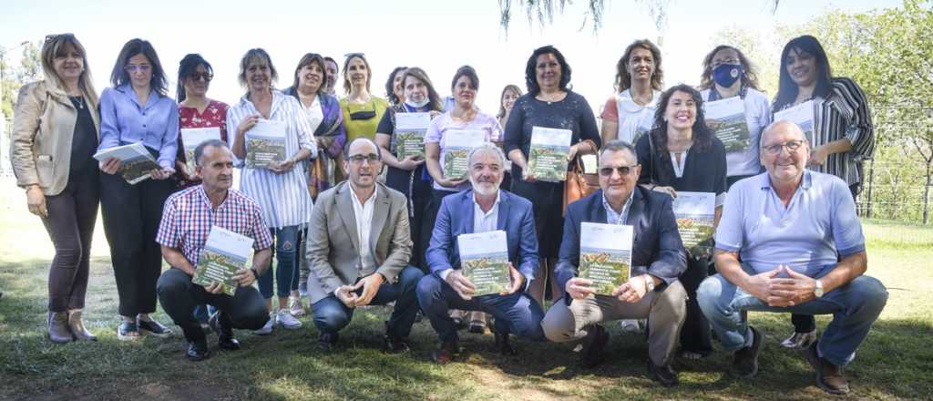 El Gobierno entregó folletos ambientales para escuelas en Guaymallén