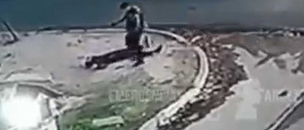 Video: un policía mató a dos motochorros mientras le robaban a una chica 