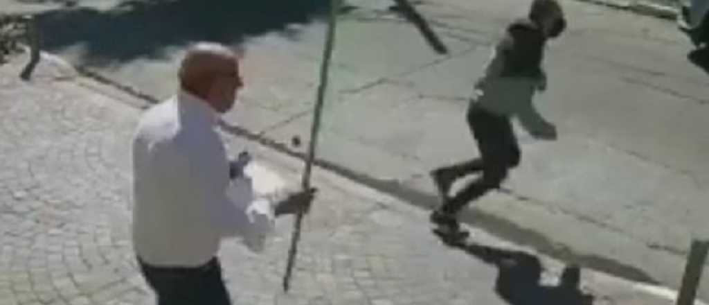 Video: jubilado se defendió con un palo al ser atacado por motochorros