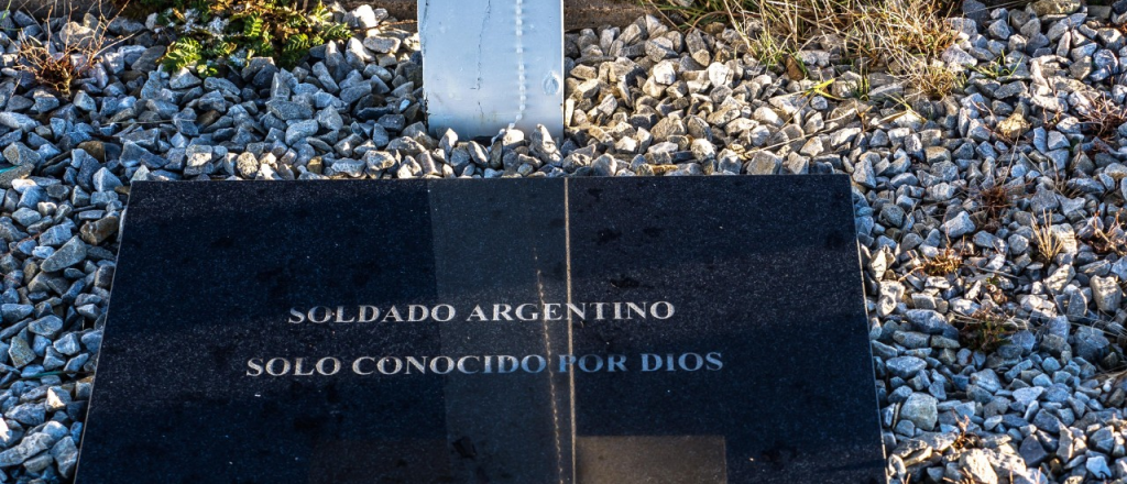 Una de las lápidas de los soldados identificados está en el Cristo Redentor