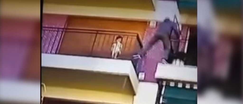 Video: salvaron a un nene que estaba solo en el balcón de un quinto piso