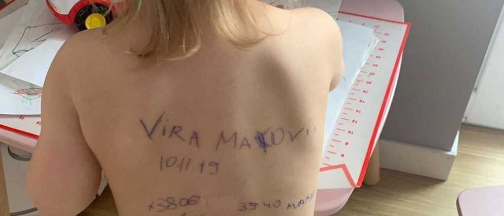 Una ucraniana anotó sus datos en la espalda de su bebé por si la asesinan