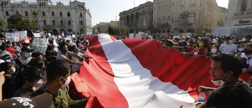 Perú decretó toque de queda en Lima y Callao por bloqueos en rutas